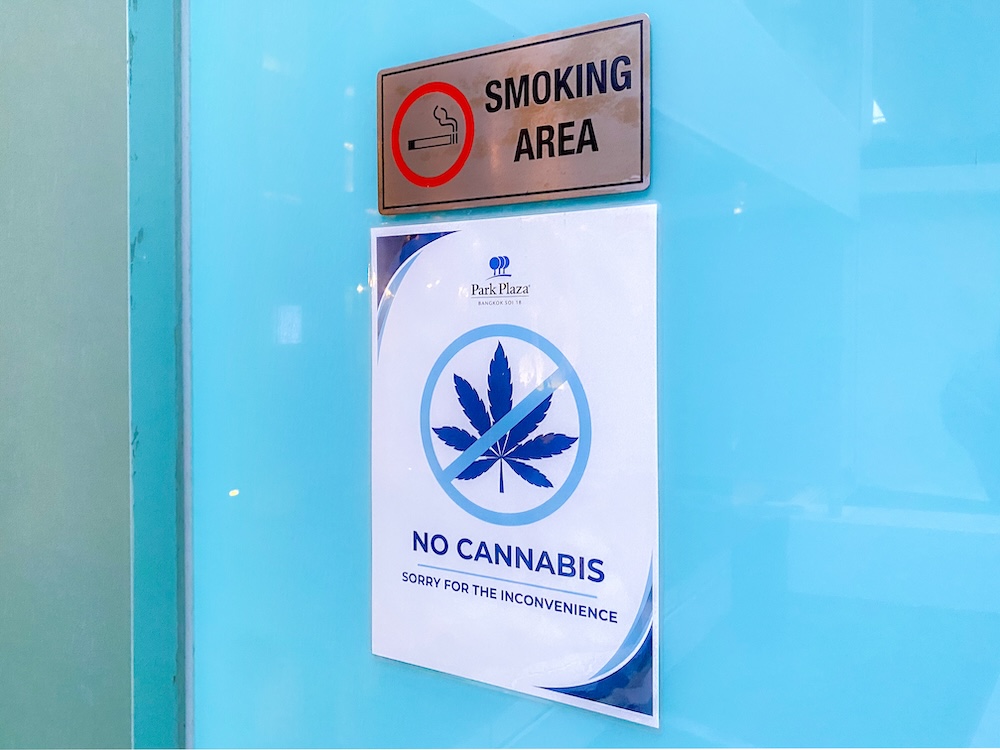 ホテル喫煙所の「大麻禁止の注意書き」