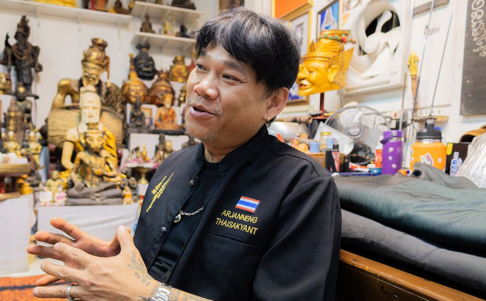 取材に応じるアチャーン・ネン