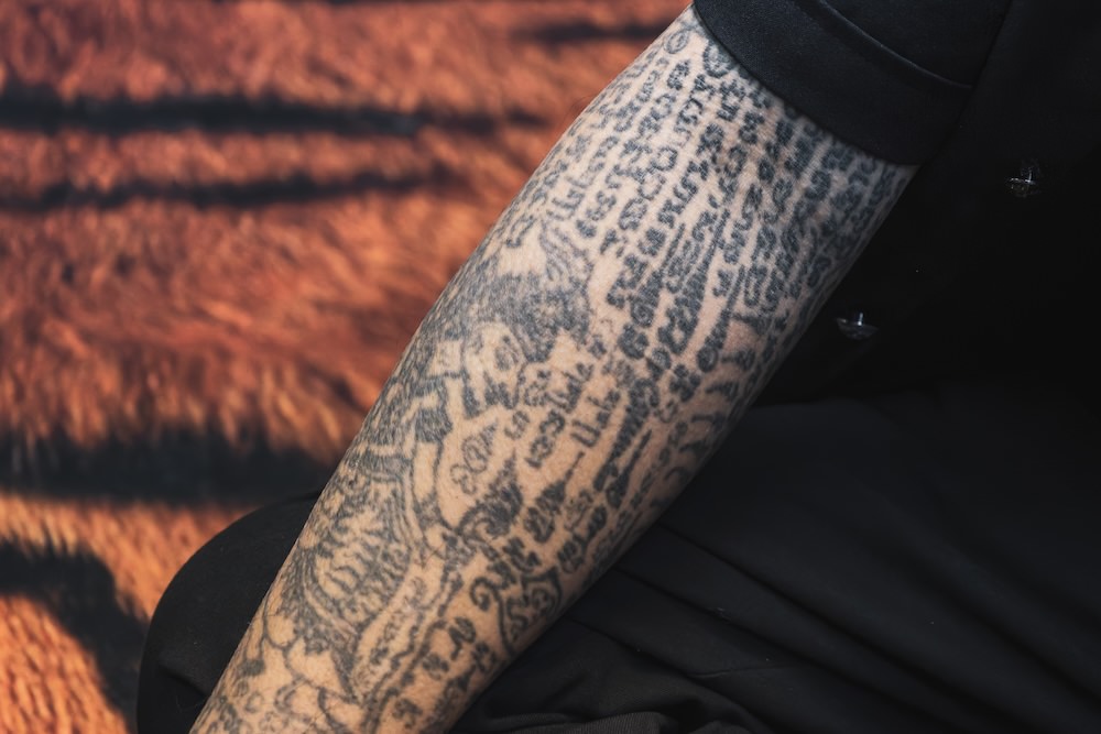 アチャーン・ネンの腕に入っているサクヤン