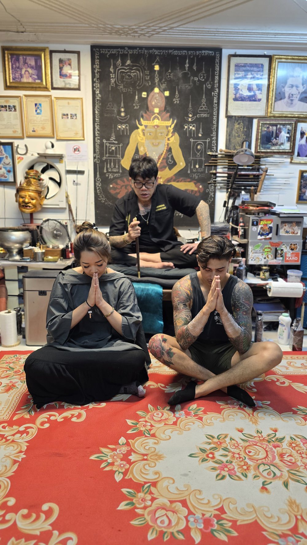 アチャーン・ネンがマントラを唱えている様子