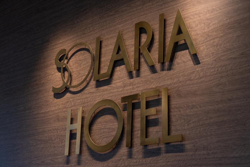 ソラリア西鉄ホテルバンコク（Solaria Nishitetsu Hotel Bangkok）エントランスロビーのホテルロゴ