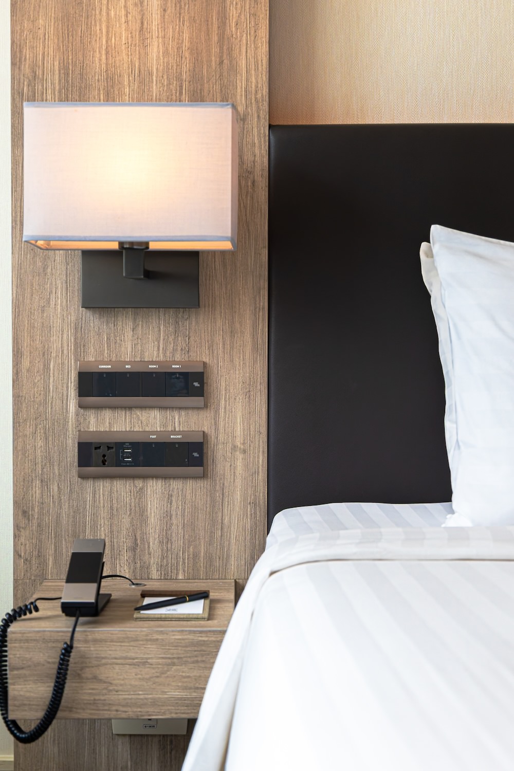 ソラリア西鉄ホテルバンコク（Solaria Nishitetsu Hotel Bangkok）DELUXE DOUBLEのベッド脇コンセント類