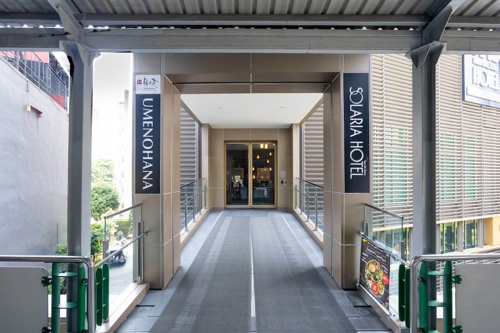 BTSアソークに直結しているソラリア西鉄ホテルバンコク（Solaria Nishitetsu Hotel Bangkok）の入り口