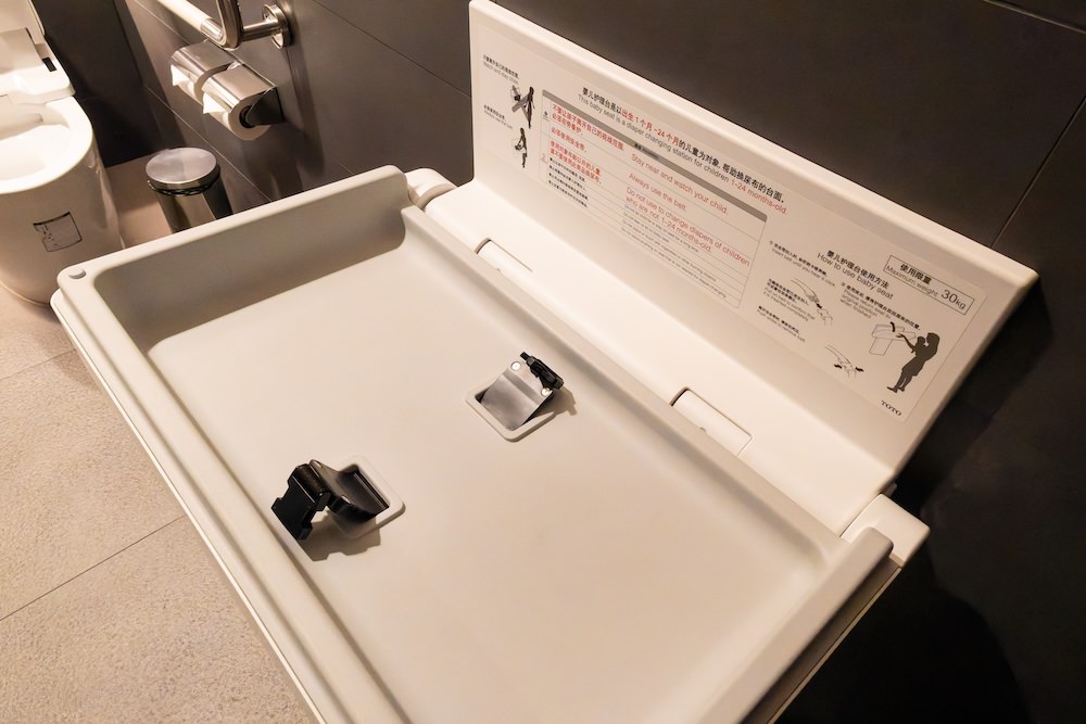ソラリア西鉄ホテルバンコク（Solaria Nishitetsu Hotel Bangkok）エントランスロビーのバリアフリートイレにあるオムツ交換台