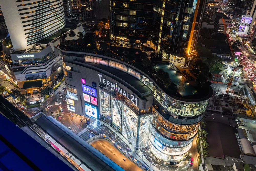 ソラリア西鉄ホテルバンコク（Solaria Nishitetsu Hotel Bangkok）のルーフトップバー「Trans Blue」から見えるターミナル21