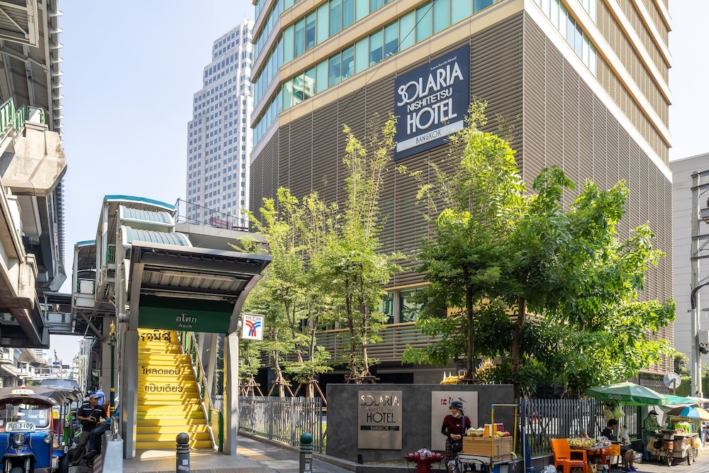 BTSアソークの入り口とソラリア西鉄ホテルバンコク（Solaria Nishitetsu Hotel Bangkok）の位置関係