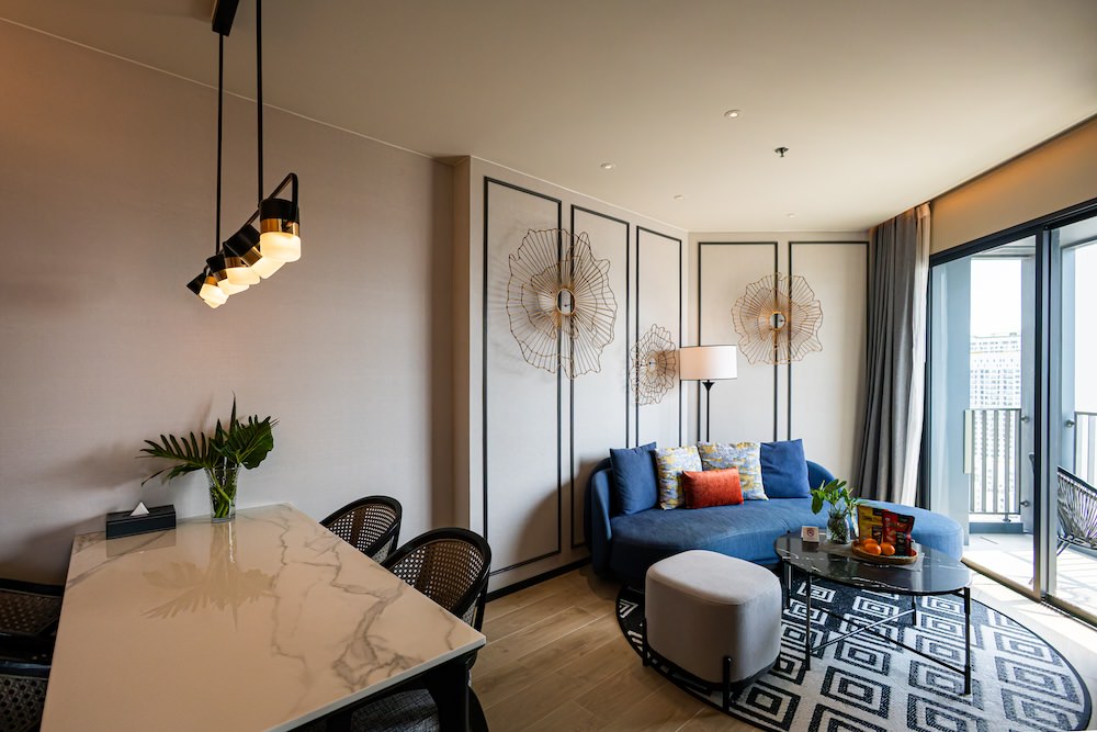 サマセットパタヤの客室「1-Bedroom Premier with Seaview」のリビング2