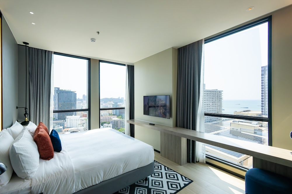 サマセットパタヤの客室「1-Bedroom Premier with Seaview」のベッドルーム