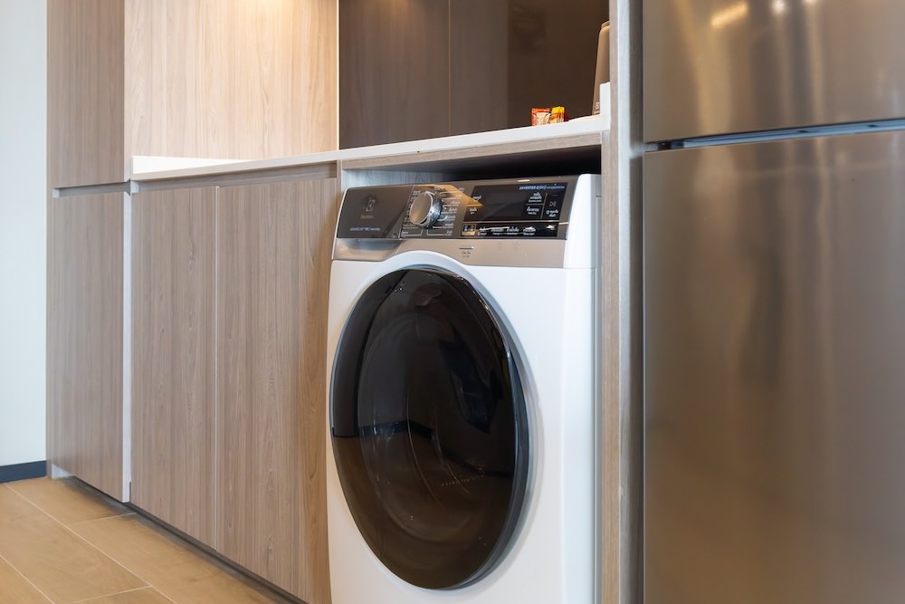 サマセットパタヤの客室「1-Bedroom Premier with Seaview」に備えられた洗濯機