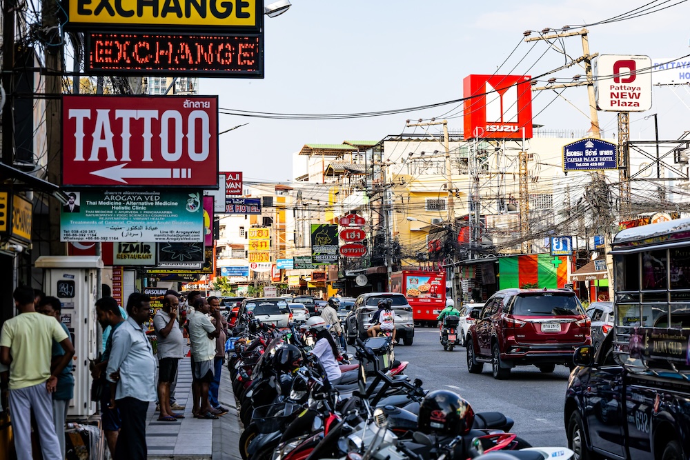サマセット パタヤ前の通り。飲食店やマッサージ店が並ぶ中心エリア