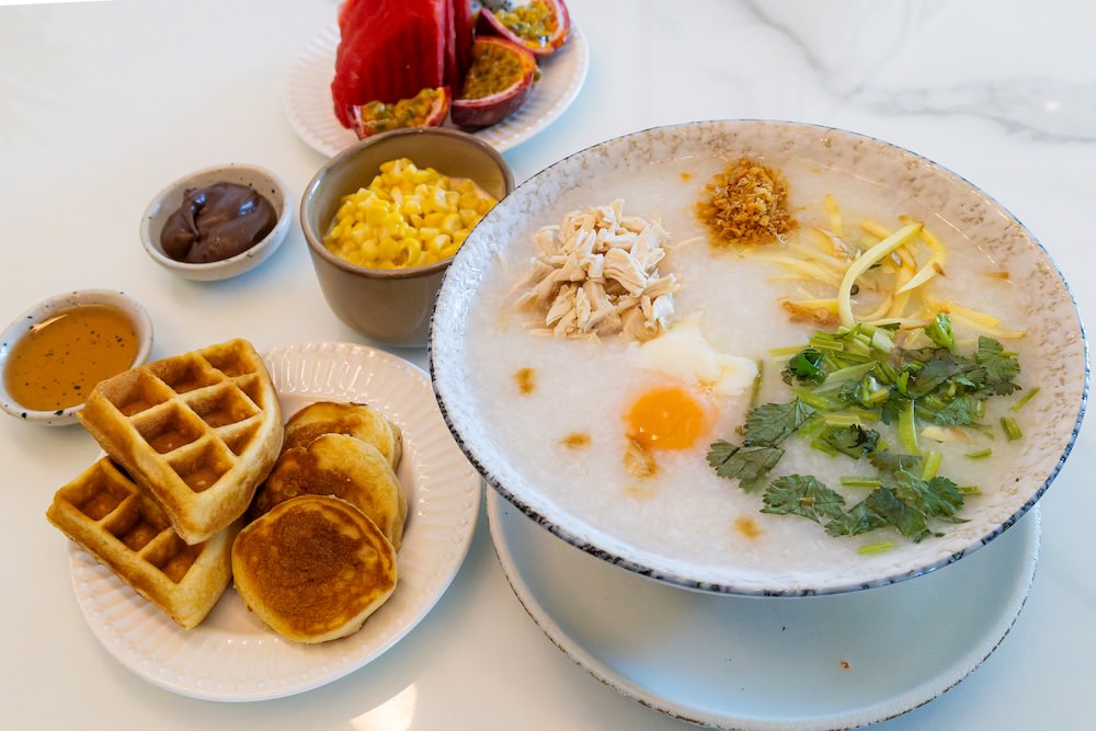 サマセットパタヤの朝食サービスで頼んだおかゆセット