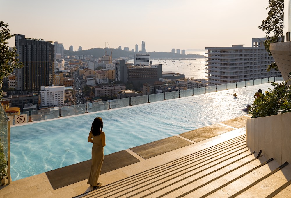サマセットパタヤの屋上プールからの夕日2