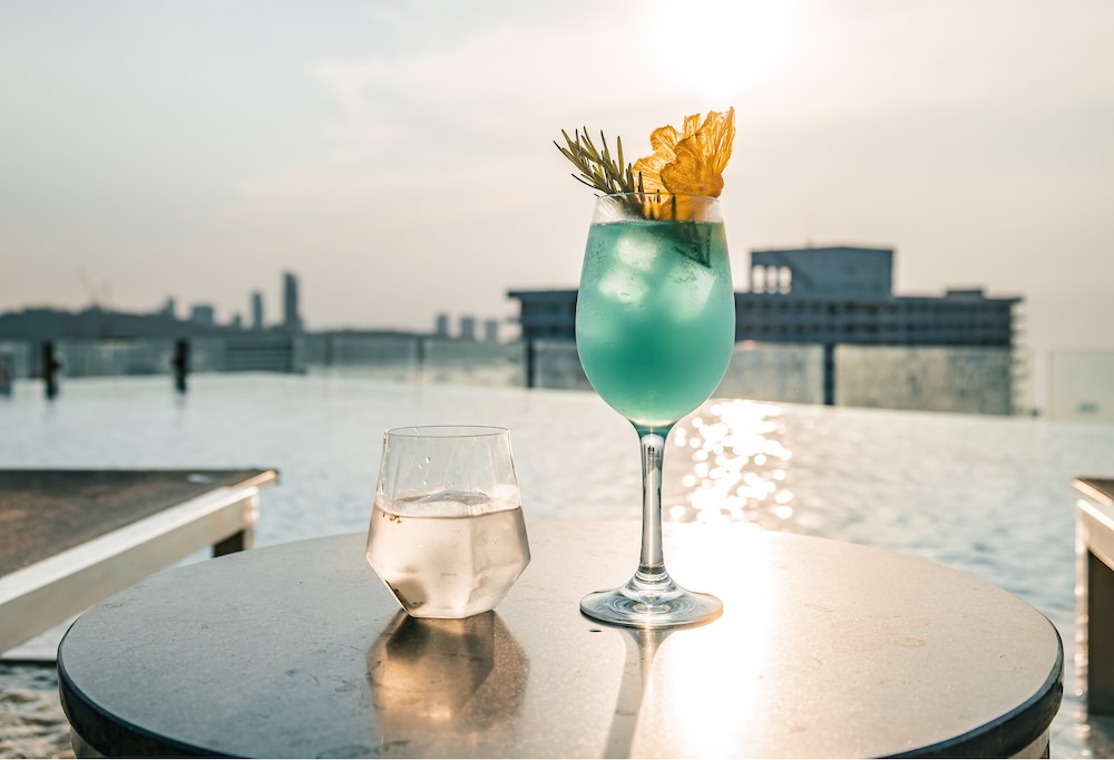 サマセットパタヤの屋上プールからの夕日とカクテル