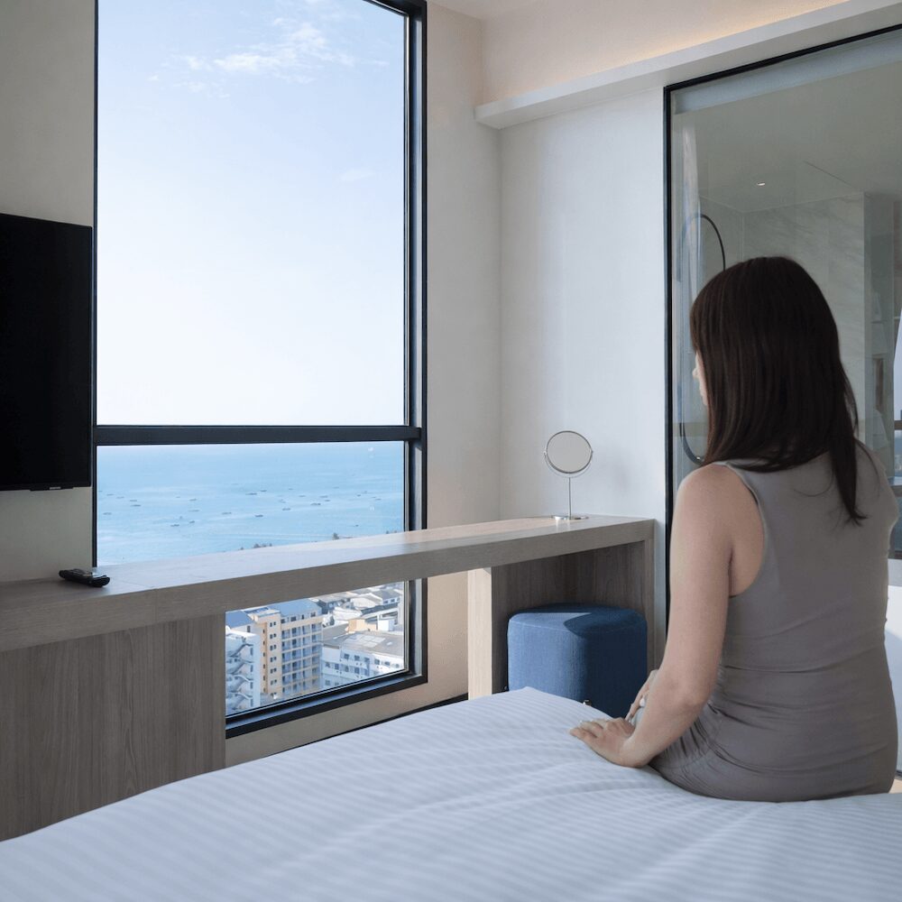 サマセットパタヤの客室「1-Bedroom Premier with Seaview」のベッドルームから望むオーシャンビュー2