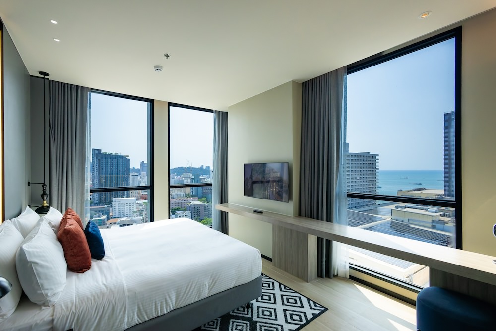 サマセットパタヤの客室「1-Bedroom Premier with Seaview」のベッドルーム