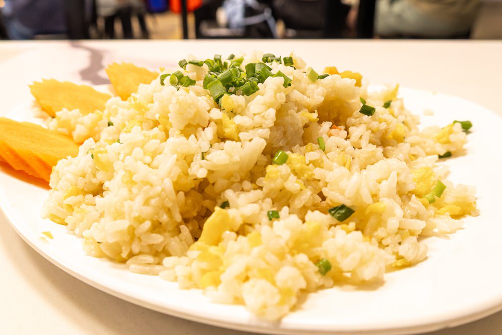 タラートロットファイラチャダのタイ料理屋台で食べたカオパッド