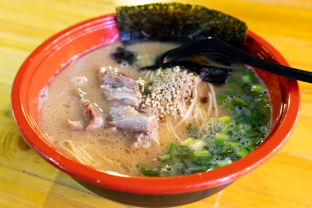 タラートロットファイラチャダーの麺屋我ガで食べた豚骨ラーメン