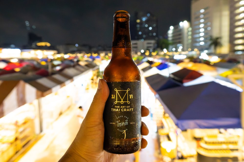 タラートロットファイラチャダー入り口近くにある2階建てのバーで飲んだビール