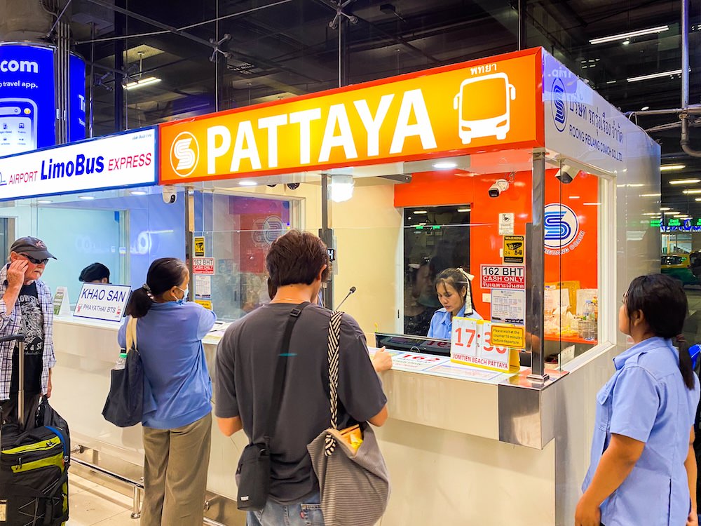 スワンナプーム空港1階8番ゲート前のジョムティエン行きカウンター
