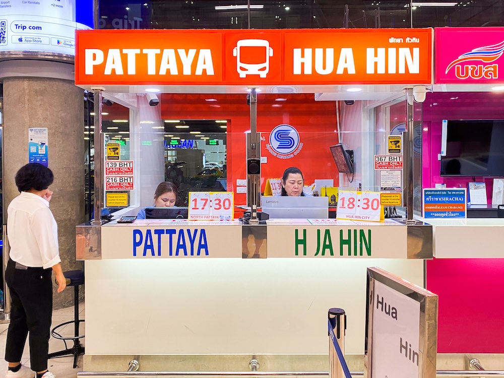スワンナプーム空港1階8番ゲート前の北パタヤバスターミナル行きカウンター