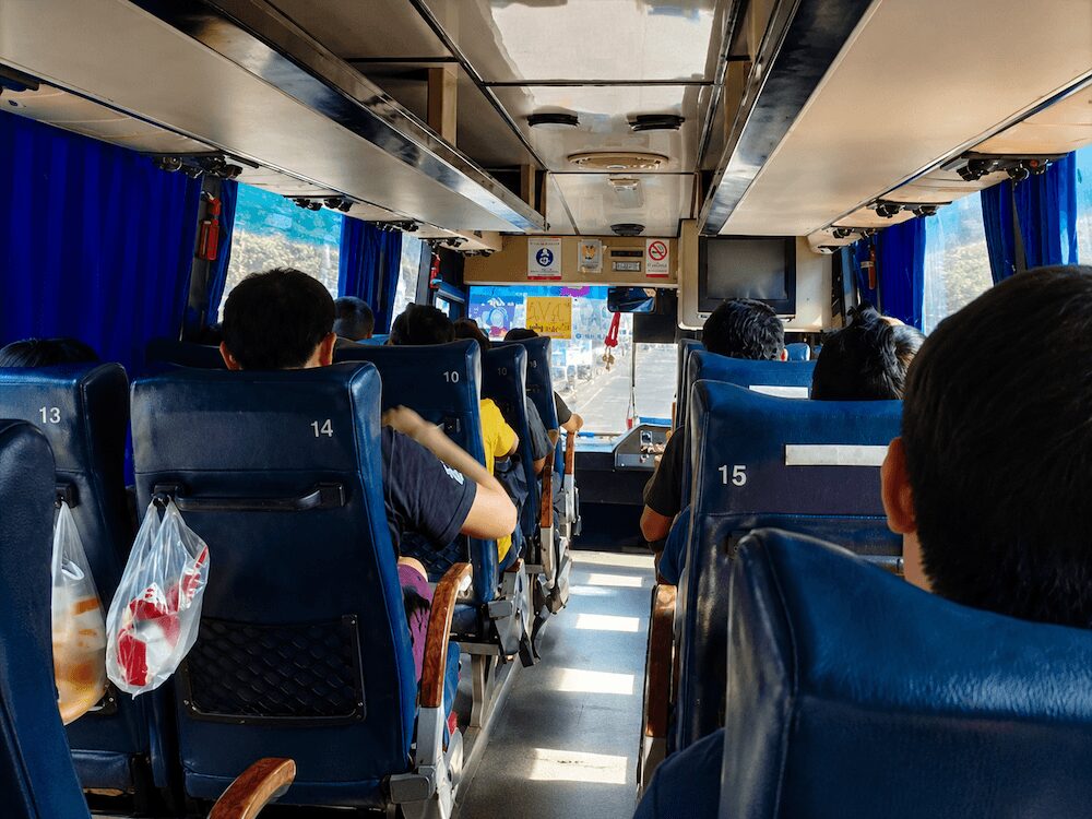 エカマイ発パタヤ行きバス車内