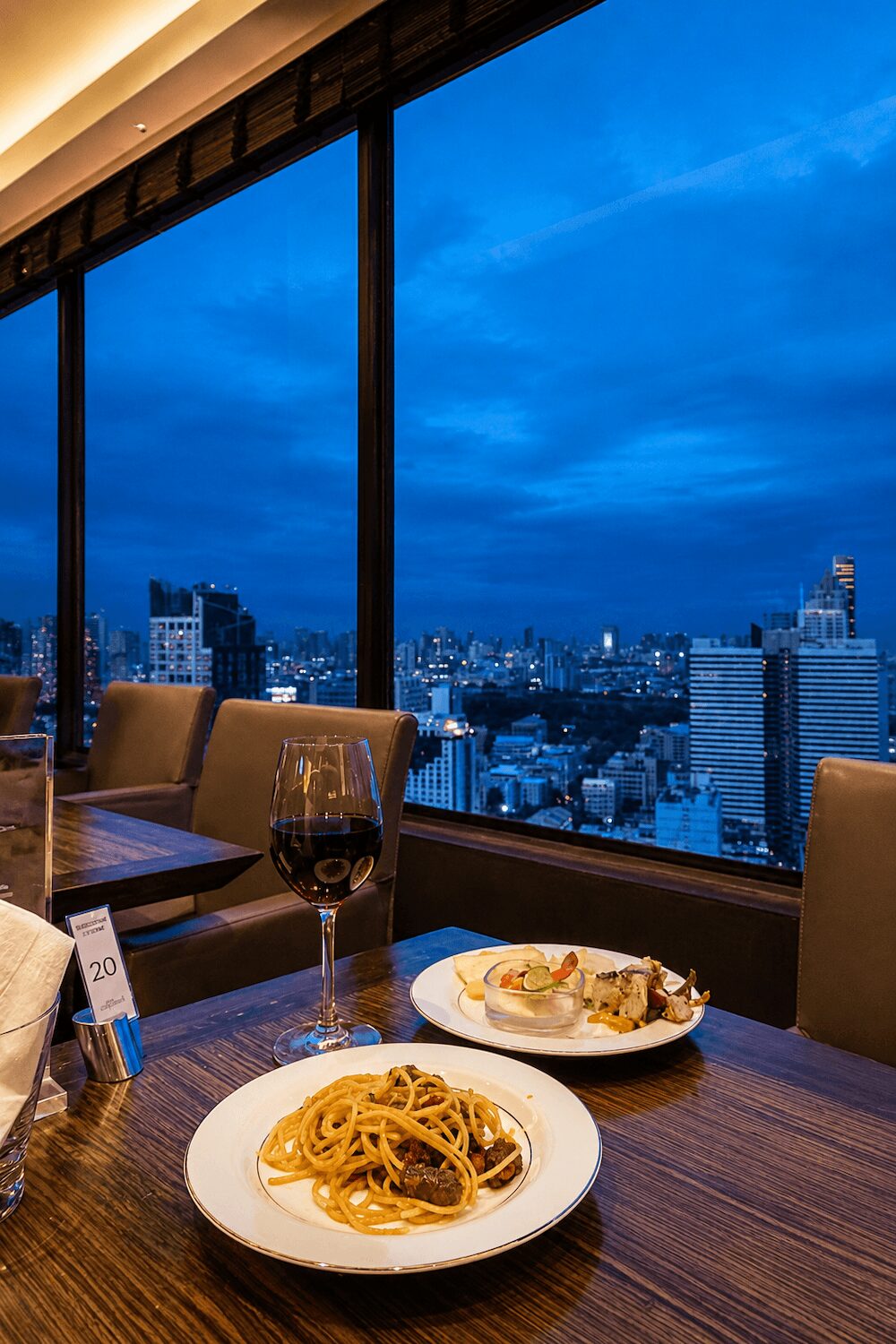 ザ・ランドマーク・バンコク(The Landmark Bangkok)クラブラウンジで食べたワインと軽食