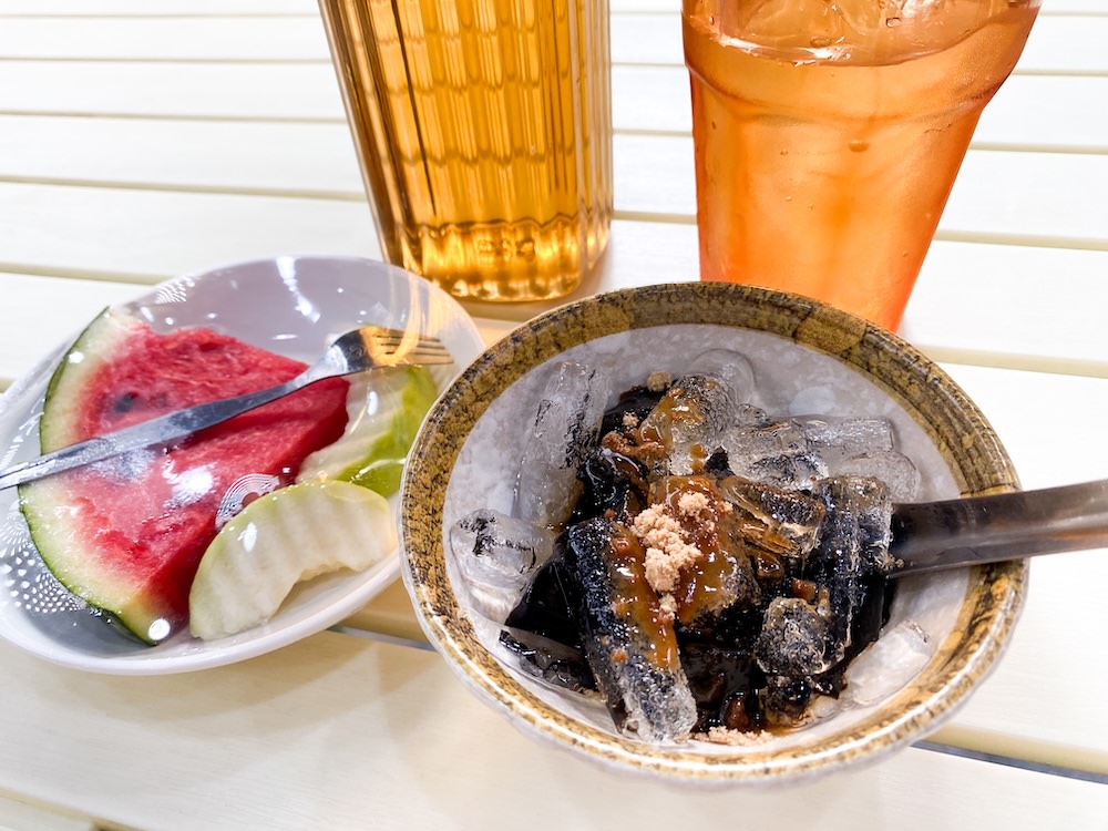 バンコクのサウナで提供される飲み物とフルーツ