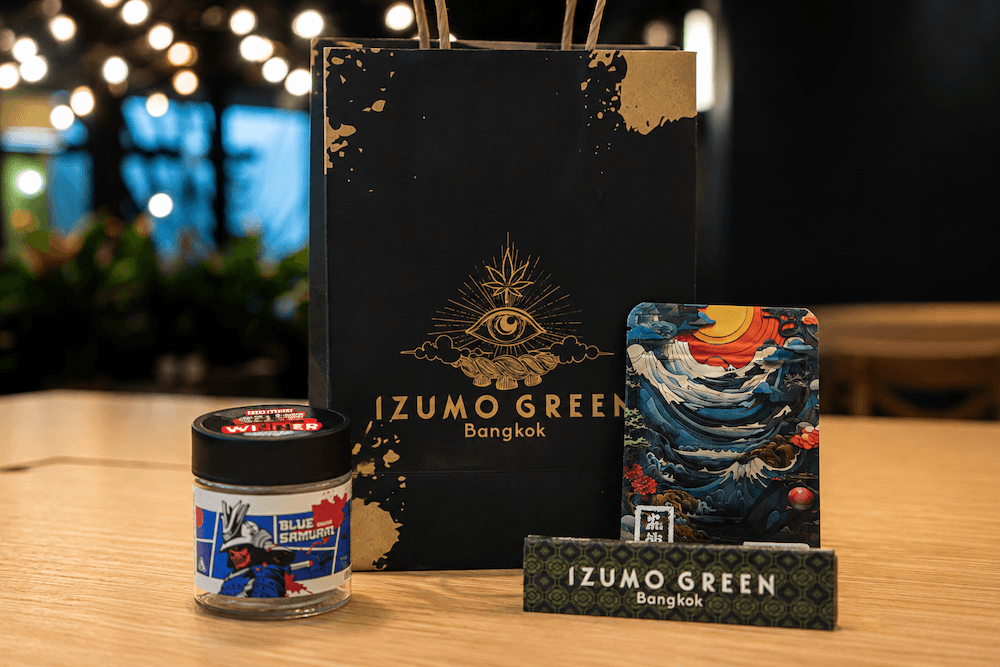 Izumo Greenの大麻と買い物袋、保存ジャー、ペーパー