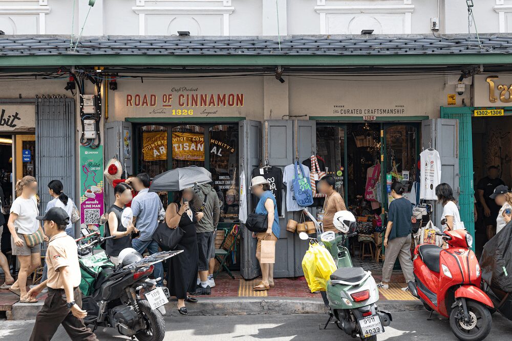 ソンワート通りのヴィンテージ雑貨ショップ「ロード オブ シナモン（Road Of Cinnamon）」の外観