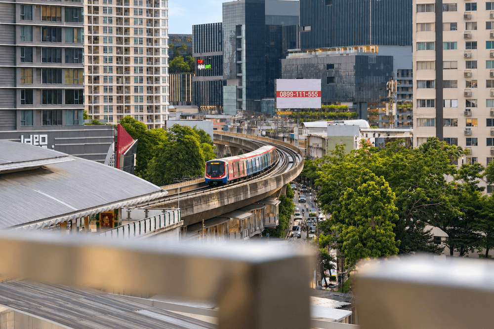 ルーメン バンコク ウドムスック ステーション (Lumen Bangkok Udomsuk Station )のルーフトップバーから見えるBTS