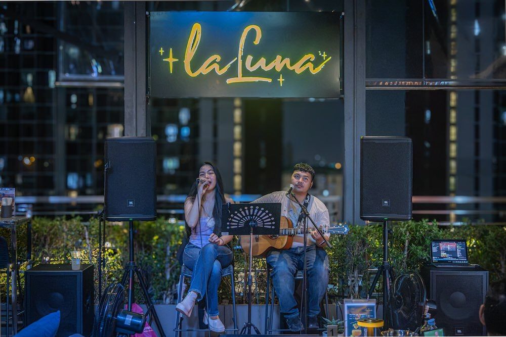 ルーメン バンコク ウドムスック ステーション (Lumen Bangkok Udomsuk Station )のルーフトップバーでのライブ