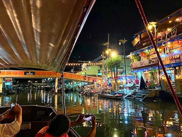 夜のアンパワー水上マーケット（Amphawa floating market）