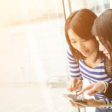海外旅行中の女性二人組