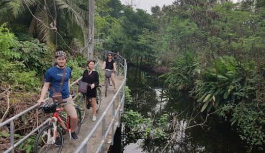 バーンガジャオでサイクリングしている外国人観光客達