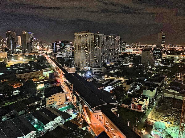 エレファントタワー併設の「イヤリン@トゥック チャン ラチャヨーティン ホテル」の客室から見える夜景