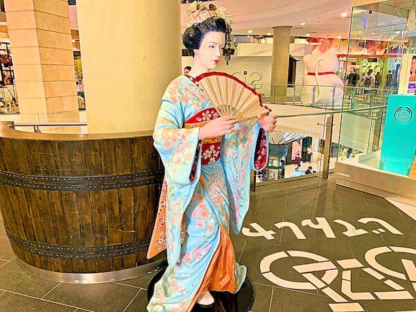 ターミナル21の東京フロアにある着物女性のオブジェ