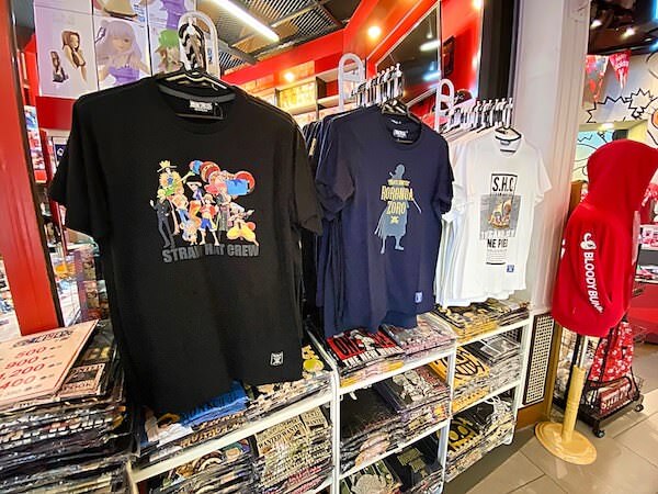 バンコクのターミナル21の3階にて売られているワンピース関連のTシャツ・グッズ