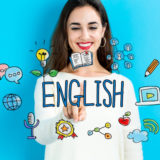 「ENGLISH」の文字を触る外国人女性