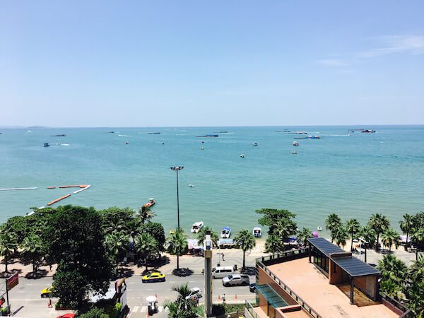 ヒルトン パタヤ (Hilton Pattaya)のエッジから見えるパタヤビーチ