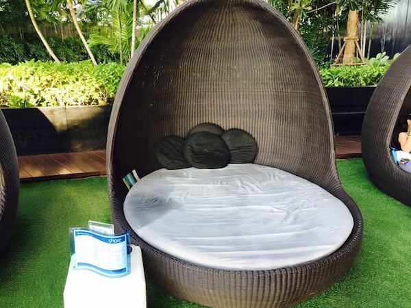 ヒルトン パタヤ (Hilton Pattaya)プールサイドの椅子