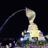 夜のナーガ像