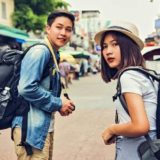 カオサン通りを歩く二人の日本人バックパッカー
