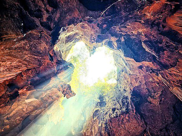 カオルアン洞窟の高開口部から射し込む光