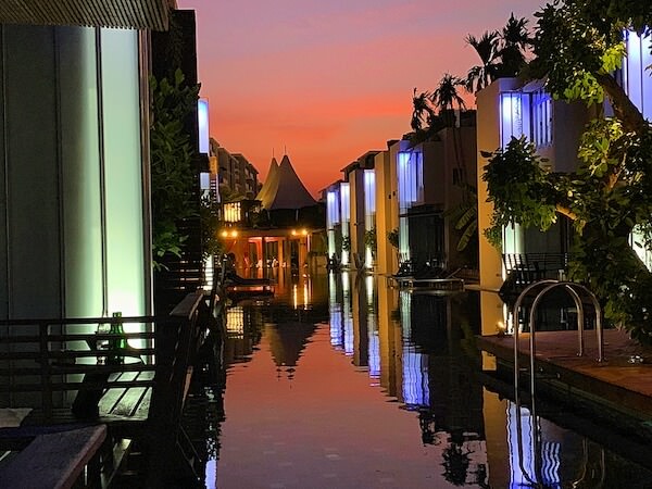 夕方のレッツシーホアヒン アルフレスコ リゾート（Let's Sea Hua Hin Al Fresco Resort）のプールから見える夕日