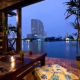 ロイ ラ ロン ホテル (Loy La Long Hotel)1階のテラスから見える夕暮れのチャオプラヤー川