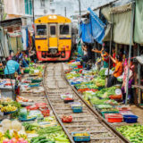 メークロン市場という線路の上にあるマーケットの観光。バンコクからの行き方・帰り方も紹介。