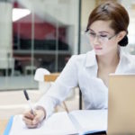事務作業中の女性