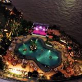 シャングリラ ホテル バンコク (Shangri-La Hotel, Bangkok)の夜のプール