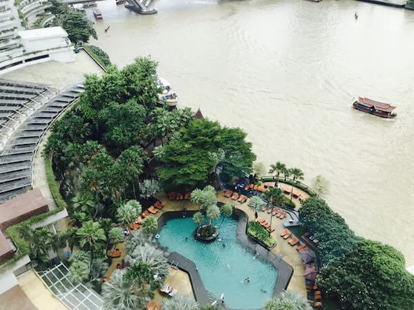 シャングリラ ホテル バンコク (Shangri-La Hotel, Bangkok)の客室から見えるプール