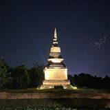 スリウィライ スコータイ（Sriwilai Sukhothai）から見えるライトアップされた遺跡と夜空に放たれたコムローイ